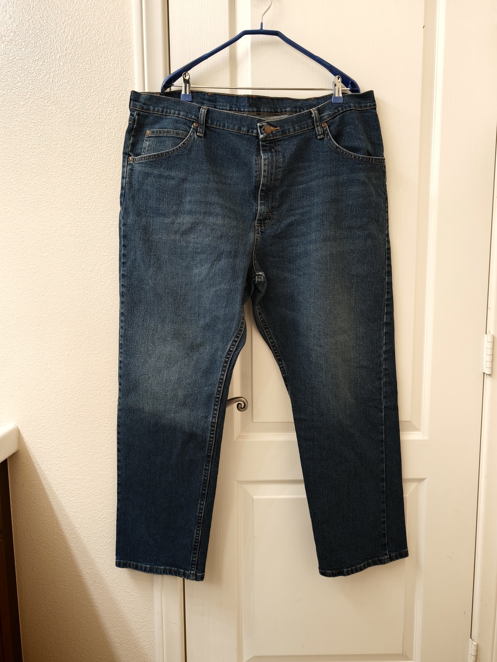 Wrangler Straight Leg Jeans in Dark Blue